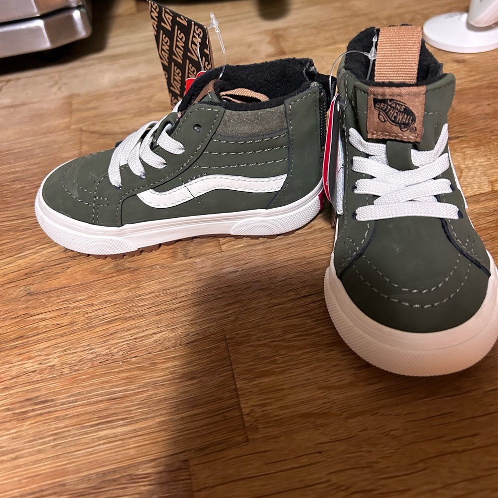 Toddler MTE high top Vans